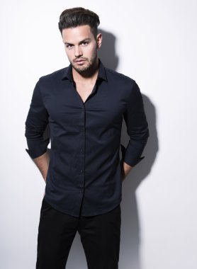 yakışıklı genç gri arka plan üzerinde takım elbiseli