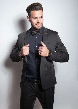 yakışıklı genç gri arka plan üzerinde takım elbiseli