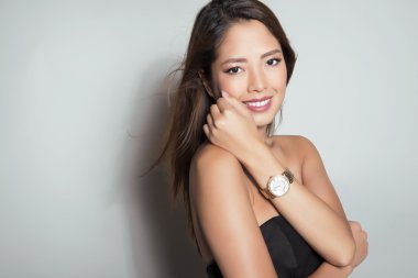 güzel genç Asyalı kadın kol saati ile poz