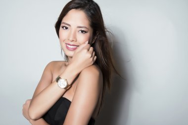 güzel genç Asyalı kadın kol saati ile poz