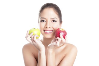kusursuz cilt ve mükemmel makyaj, güzel genç Asyalı kadın elma tutan
