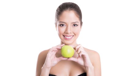 kusursuz cilt ve mükemmel makyaj, güzel genç Asyalı kadın elma tutan