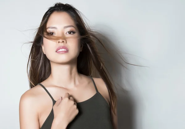 Bela jovem mulher asiática com pele impecável e maquiagem perfeita — Fotografia de Stock