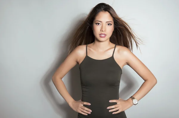 Bela jovem asiático mulher posando com pulso relógio — Fotografia de Stock