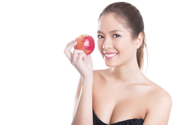 Красива молода азіатська жінка з бездоганною шкірою та ідеальним макіяжем, тримає яблуко — стокове фото