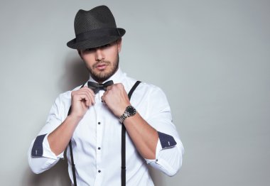 yakışıklı genç gri arka plan üzerinde takım elbiseli