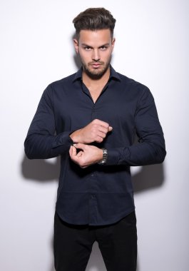 yakışıklı genç gri arka plan üzerinde takım elbiseli