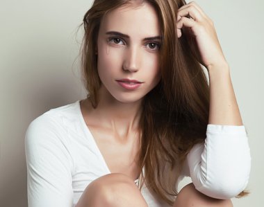 Uzun saçlı güzel bir genç kadın. 