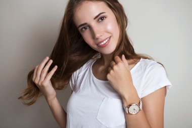 Uzun saçlı güzel bir genç kadın. 