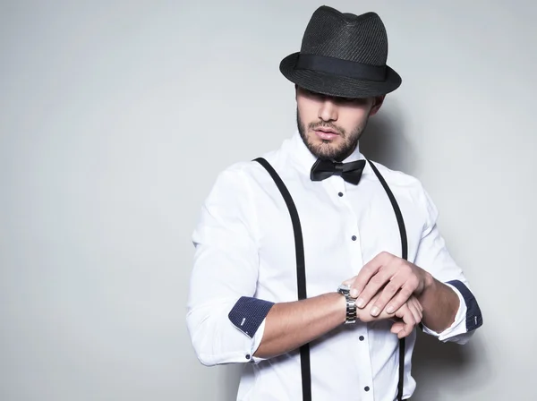 Joven guapo en traje sobre fondo gris —  Fotos de Stock