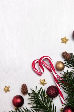 Mücevherler ve çam dallarıyla Noel arkaplanı
