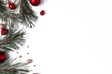 Mücevherler ve çam dallarıyla Noel arkaplanı