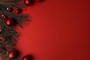 Kırmızı üzerine Noel arkaplanı Şenlikli takılarla
