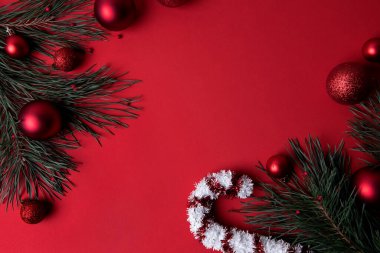 Kırmızı üzerine Noel arkaplanı Şenlikli takılarla