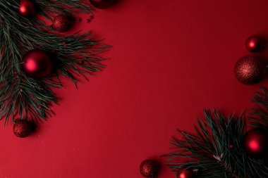Kırmızı üzerine Noel arkaplanı Şenlikli takılarla