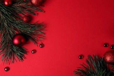 Kırmızı üzerine Noel arkaplanı Şenlikli takılarla