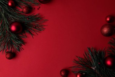 Kırmızı üzerine Noel arkaplanı Şenlikli takılarla