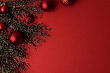 Kırmızı üzerine Noel arkaplanı Şenlikli takılarla