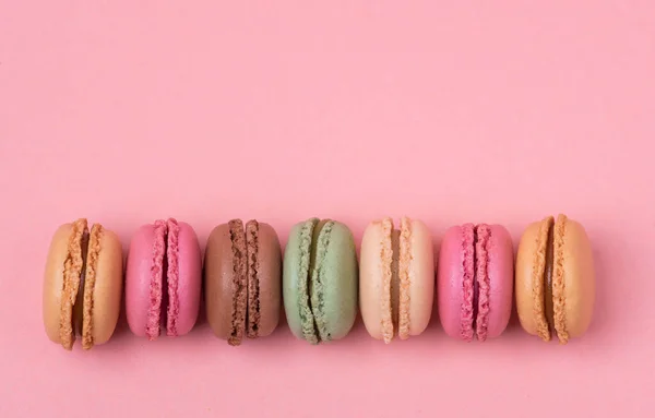 Macaroons Deliciosos Coloridos Fundo Rosa — Fotografia de Stock