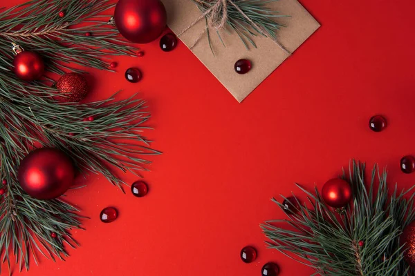 Weihnachten Hintergrund Auf Rot Mit Festlichen Kugeln — Stockfoto