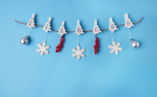 Decoraciones Navideñas Festivas Sobre Fondo Azul —  Fotos de Stock