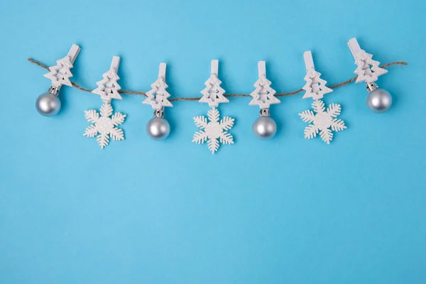 Decoraciones Navideñas Festivas Sobre Fondo Azul —  Fotos de Stock