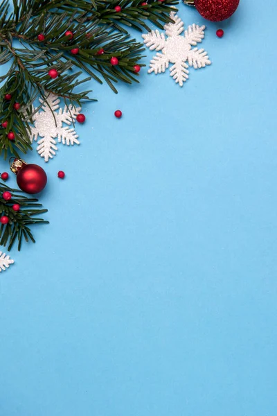 Decoraciones Navideñas Festivas Sobre Fondo Azul —  Fotos de Stock