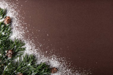 Karlı arka planda şenlikli Noel süsleri