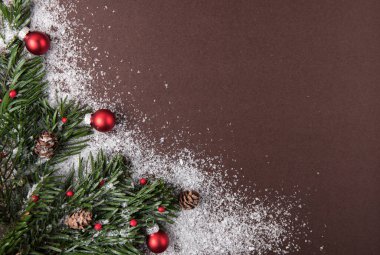 Karlı arka planda şenlikli Noel süsleri