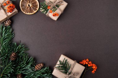 Kahverengi arka planda festival dekorasyonları ve sunumları olan güzel bir Noel kompozisyonu