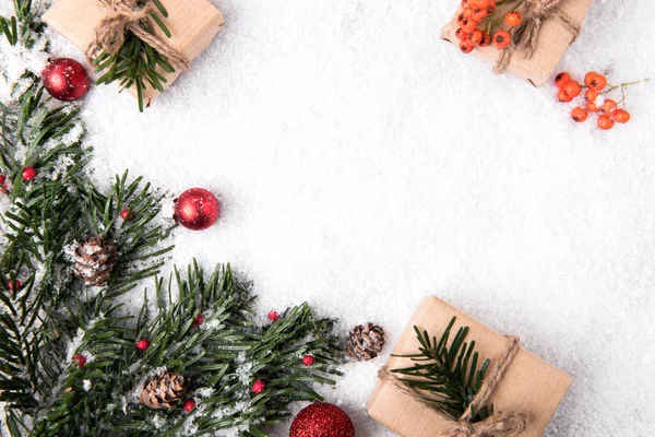 Decoraciones Navideñas Festivas Sobre Fondo Nevado —  Fotos de Stock