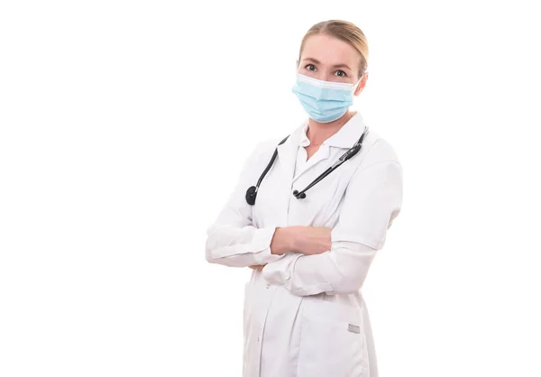 Jovem Médico Uniforme Branco Estetoscópio Usando Máscara Fundo Isolado — Fotografia de Stock