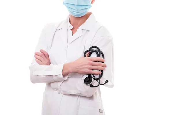 Νεαρός Γιατρός Λευκή Στολή Και Στηθοσκόπιο Φορώντας Μάσκα Απομονωμένο Φόντο — Φωτογραφία Αρχείου