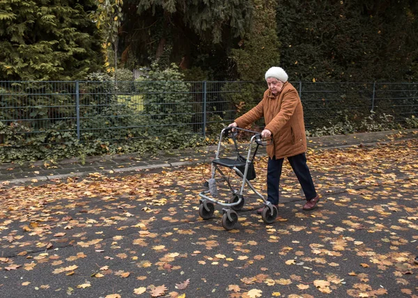 Oudere Vrouw Maakt Een Wandeling Herfst Met Walker Hulp Genieten — Stockfoto