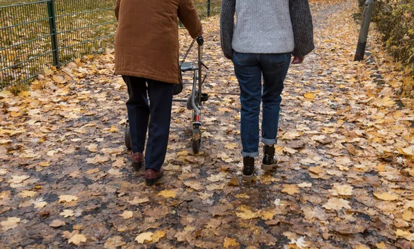 Idős Nők Unokák Sétálnak Szabadban Ősszel — Stock Fotó