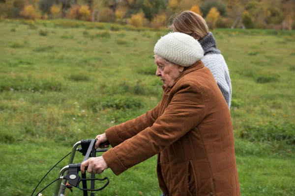 Oudere Vrouw Maakt Een Wandeling Herfst Met Walker Hulp Genieten — Stockfoto