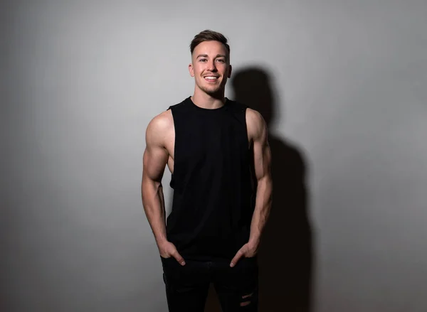 Guapo Forma Culturista Posando Sobre Fondo Negro Equipo Entrenamiento — Foto de Stock