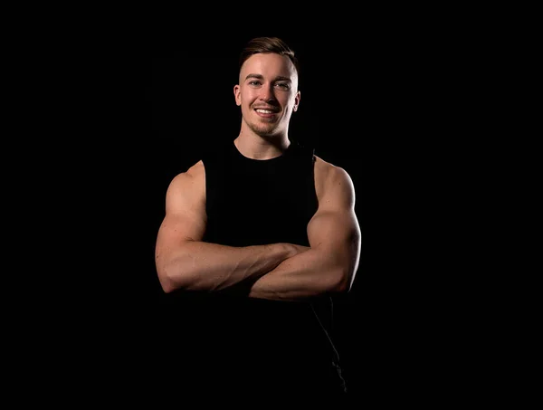 Schöner Und Fitter Bodybuilder Posiert Trainingsanzug Auf Schwarzem Hintergrund — Stockfoto