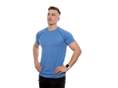 İzole edilmiş arka planda fitness saati olan yakışıklı ve formda bir adam.