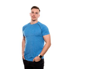 İzole edilmiş arka planda fitness saati olan yakışıklı ve formda bir adam.