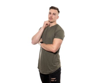 İzole edilmiş arka planda fitness saati olan yakışıklı ve formda bir adam.