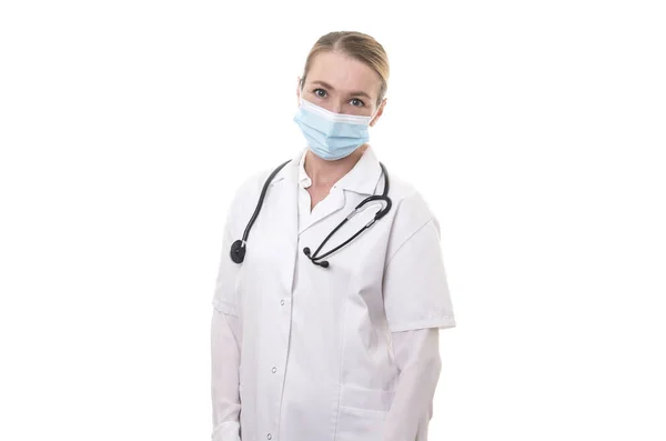 Jovem Médico Uniforme Branco Estetoscópio Usando Máscara Fundo Isolado — Fotografia de Stock