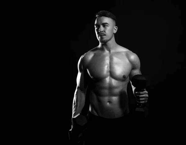 黒の背景にフィットボディビルダーの筋肉男性の胴 — ストック写真