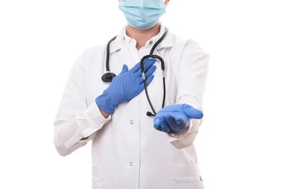 Jovem Médico Uniforme Branco Estetoscópio Usando Máscara Fundo Isolado — Fotografia de Stock