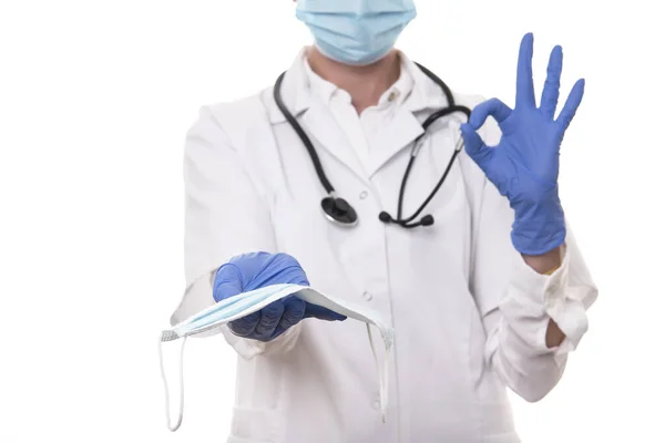 Jovem Médico Uniforme Branco Estetoscópio Usando Máscara Fundo Isolado — Fotografia de Stock