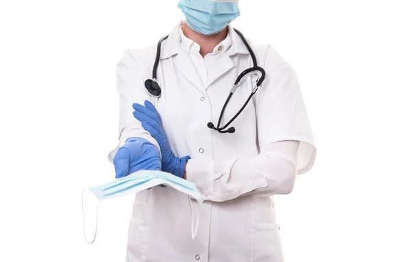 Młody Lekarz Białym Mundurze Stetoskopie Noszący Maskę Izolowanym Tle — Zdjęcie stockowe