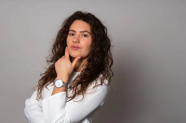 Mulher Bonita Com Cabelos Longos Encaracolados Posando Vestido Fundo Cinza — Fotografia de Stock