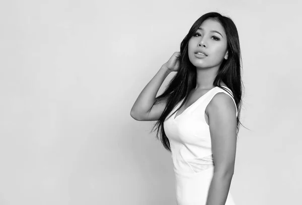 Vacker Asiatisk Kvinna Med Långt Svart Hår Poserar Klänning Grå — Stockfoto