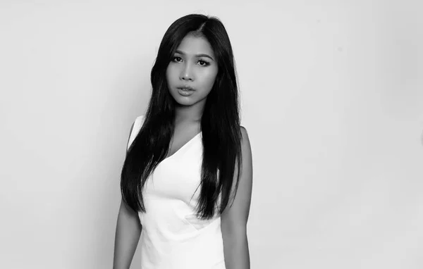 Vacker Asiatisk Kvinna Med Långt Svart Hår Poserar Klänning Grå — Stockfoto