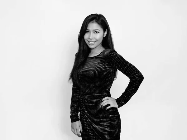Bela Ásia Mulher Com Longo Preto Cabelo Posando Vestido Cinza — Fotografia de Stock